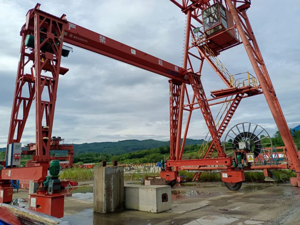 輪胎式電動(dòng)單梁門式起重機(jī)、工程龍門吊生產(chǎn)廠家、價(jià)格報(bào)價(jià)單