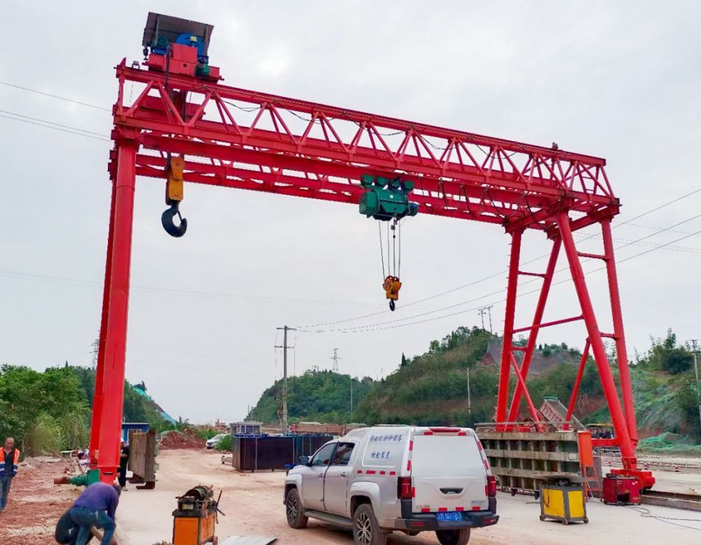路橋門機(jī)、提梁機(jī)、梁場(chǎng)龍門吊、桁架雙梁門式起重機(jī)生產(chǎn)廠家安裝維修