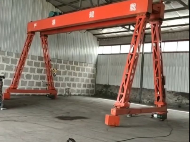 龍門吊生產(chǎn)廠家、電動(dòng)無軌自行走門式起重機(jī)
