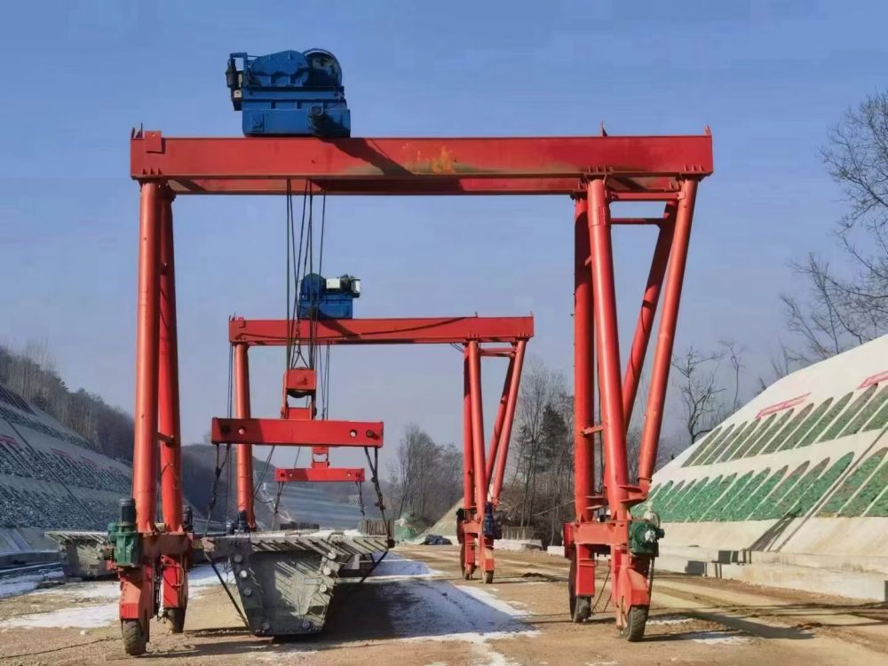 廣東提梁機、移梁機、輪胎式自行走門式起重機