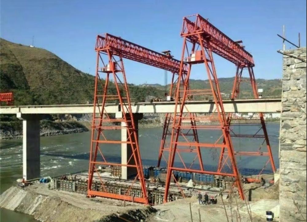 江蘇龍門(mén)吊、南通提梁機(jī)、路橋門(mén)機(jī)租賃廠家服務(wù)