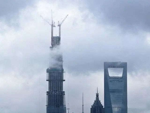 離地面400米的塔吊，操作員是如何爬上去的？