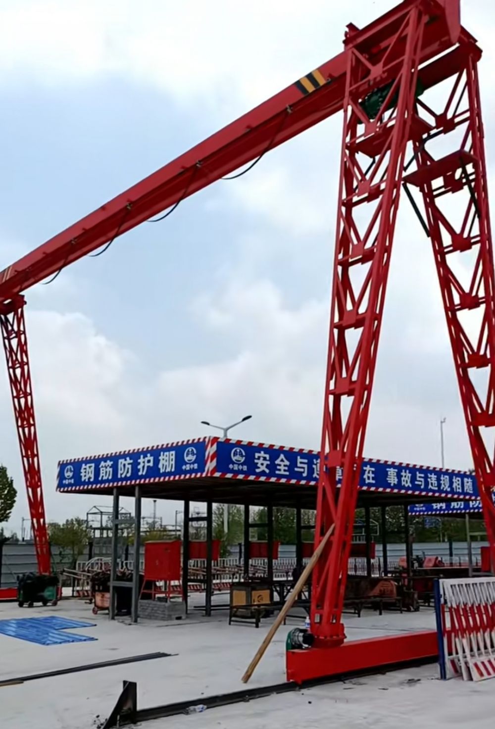 單梁龍門吊廠家、MH型電動(dòng)單梁門式起重機(jī)價(jià)格