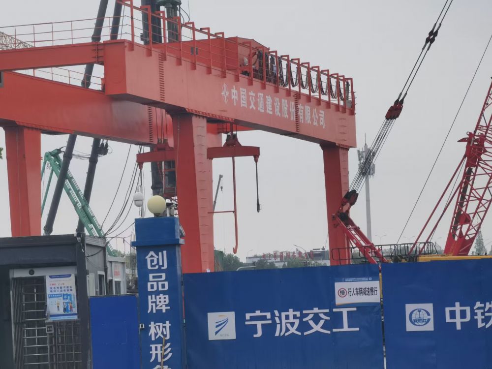 地鐵出渣機(jī)、雙梁門式起重機(jī)、龍門吊出渣機(jī)