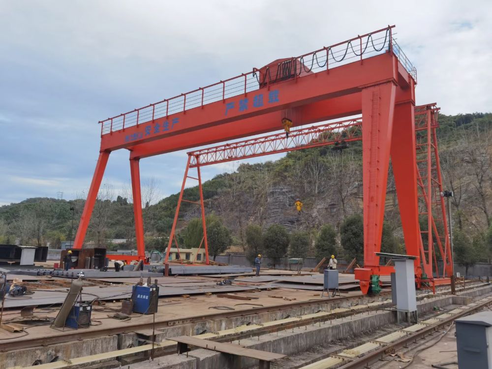 MG型/ME型雙梁門式起重機(jī)、雙主梁龍門吊產(chǎn)地、廠家報價