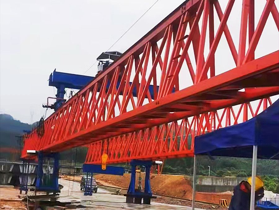 河南架橋機(jī)廠家、博利重型起重30米120噸架橋機(jī)